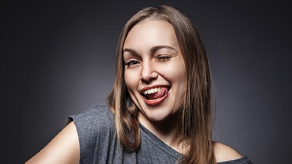 舌苔中间一块发黑是什么原因