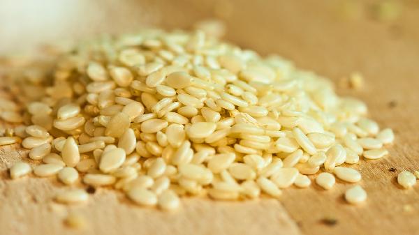 芝麻竟是骨头“增强剂”？5种食物助你远离骨质疏松