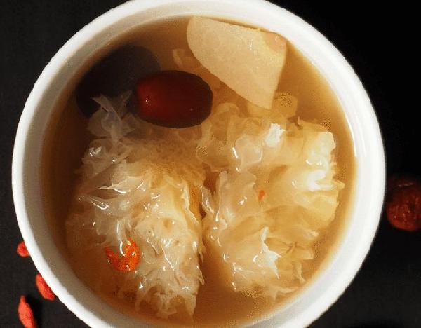 银耳养生真相:这几类人吃了效果.翻倍!医生都点头
