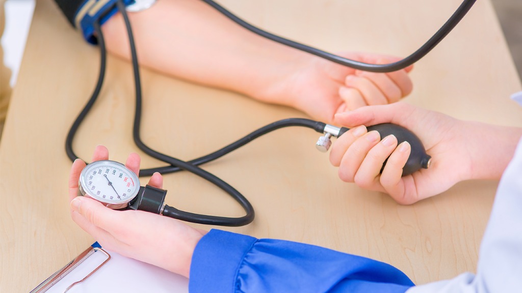 很多年轻人不知道自己血压已偏高！这些身体信号，常被当成小毛病