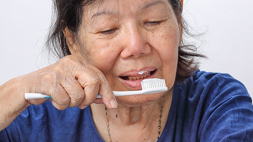 刷牙前做错这一步！牙医：难怪刷了20年牙还是黄