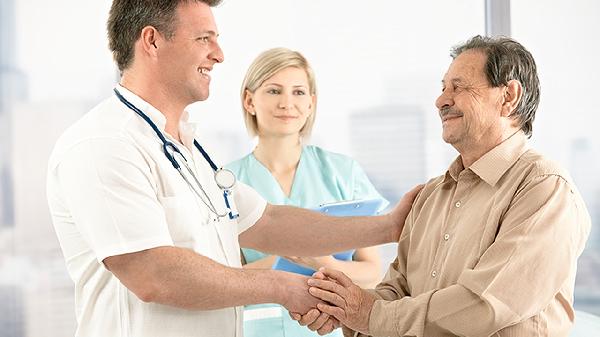 老年人体检发现血压偏高要吃药吗？