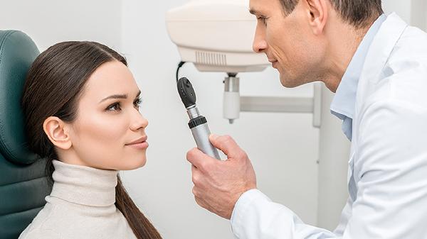 体检当天能戴隐形眼镜做视力检查吗？