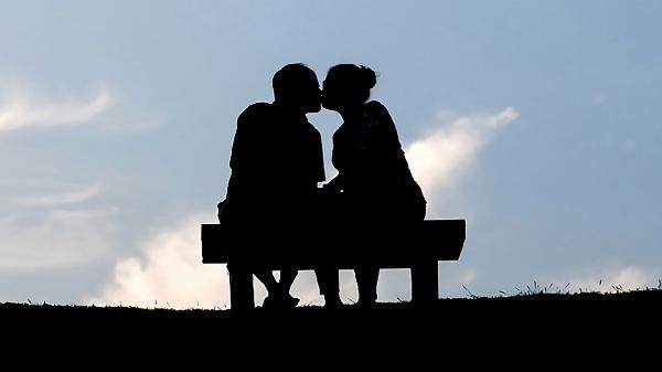 结婚多年他突然冷淡？这3个原因让中年夫妻关系崩塌