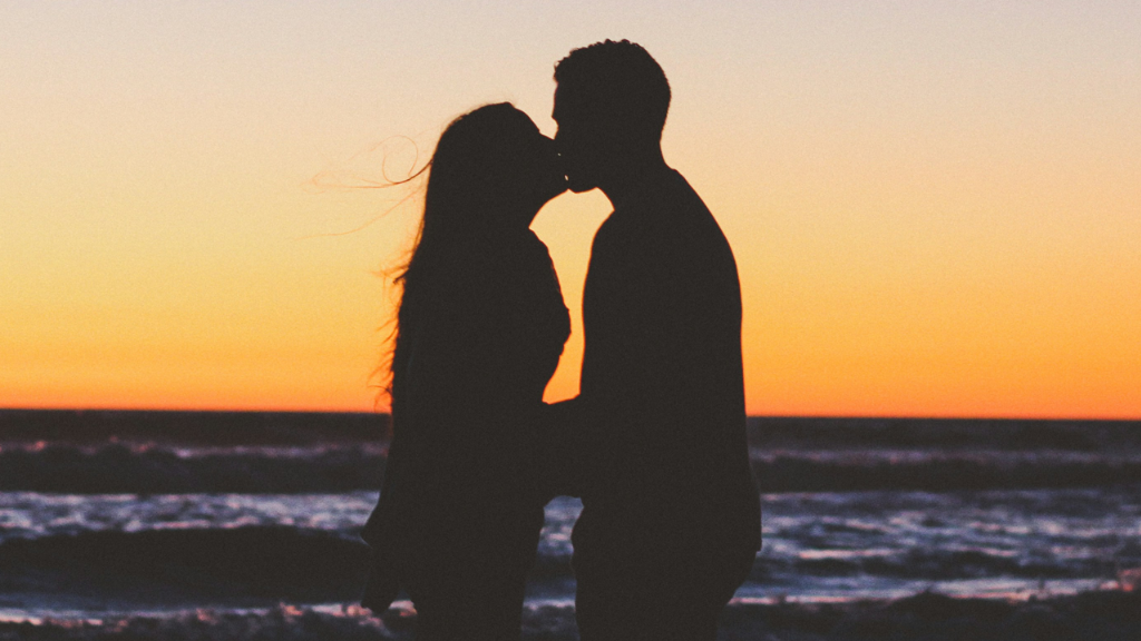 老公深夜种草莓太猛，妻子天亮后吓到挂急诊！这些危险动作情侣必看