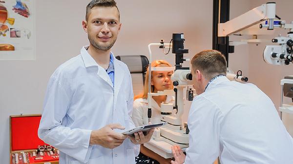 眼睛有点斜怎么纠正