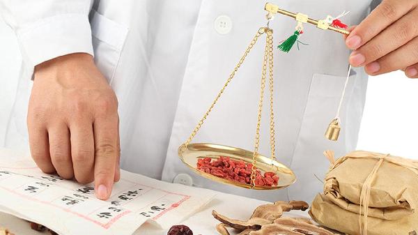 天津大爷喝茶放枸杞,半年后体检,医生:都干了什么?