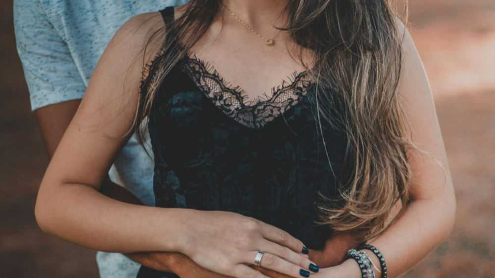 别傻了，这些举动根本不是真爱的表现