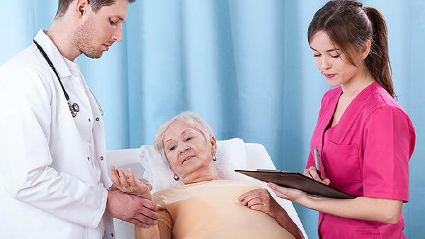 老年人体检发现血压偏高要吃药吗？