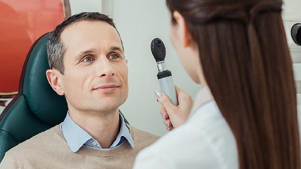 体检当天能戴隐形眼镜做视力检查吗？