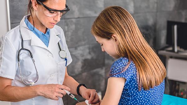 八个月宝宝接种疫苗后出现低热能否服药