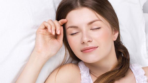 晚上十点前睡觉错了?医生提醒过了65岁,睡觉要尽量做到这5点