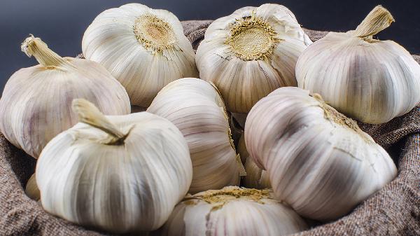 大蒜是糖尿病人的“发物”？医生真正伤胰岛的是另外4种食物