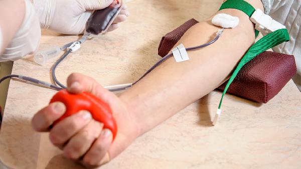 血脂高吃什么降？鱼油的功效和健康饮食重点解析