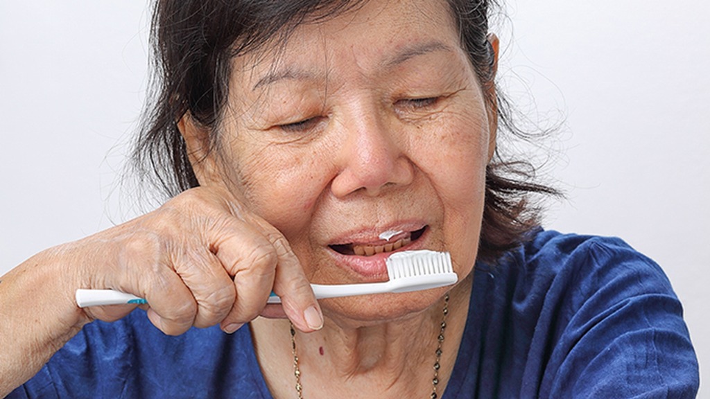 “早晚刷牙”是错的？60岁后，这几个刷牙习惯要赶紧改