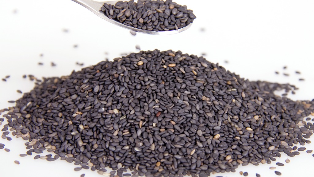 黑芝麻被重视!医生白发增多者常食黑芝麻,半年内或有3个改善