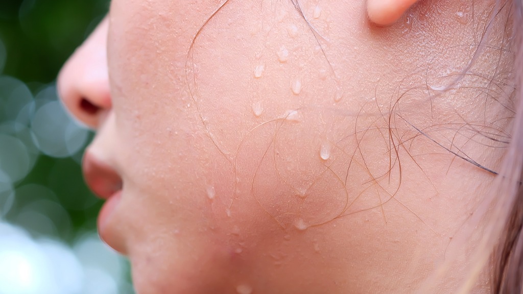 一出汗就像下雨?中医教你三步调理,止汗不再尴尬