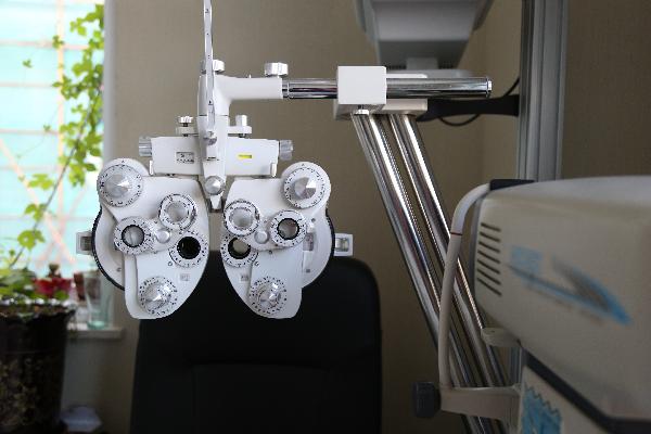 一高中生全飞秒近视手术成功，40天后失明，专家指出她犯了5个错