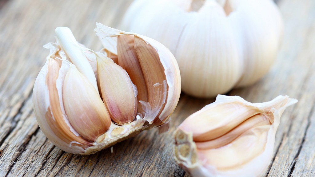 62岁大妈每天吃“大蒜”防癌，强忍大半年后，医生是怎么说的？