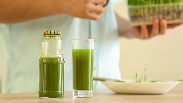 69岁大爷每天喝一杯蔬菜汁，坚持了6年，身体怎么样？