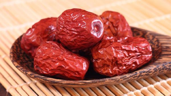 吃红枣等于吃“毒药”吗？红枣到底能不能吃？医生：吃法很重要