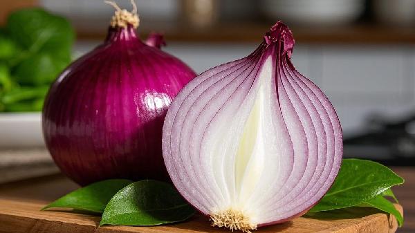 69岁大妈钟爱洋葱，半年后体检患高血压，医生叹息：无知