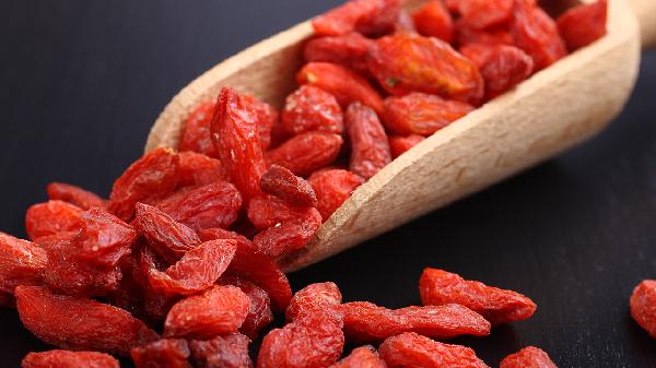 61岁大爷坚持喝枸杞水,5个月后去体检,看到结果医生皱起眉头