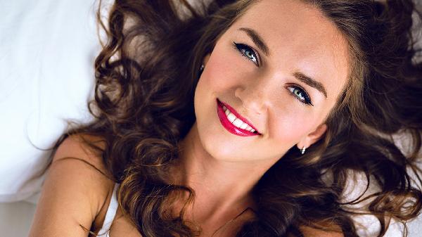 一个女人，看似单纯，实则城府很深的3种表现