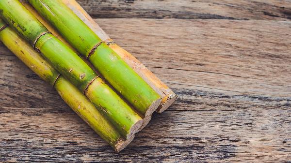 甘蔗立大功!医生提醒:糖尿病患者吃甘蔗,身体或迎来5个信号