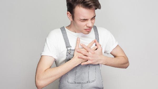 右侧肋骨下疼怎么回事