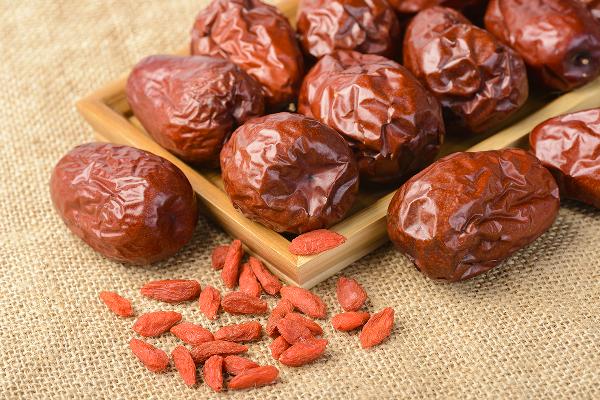 银耳红枣汤的功效与作用、禁忌和食用方法