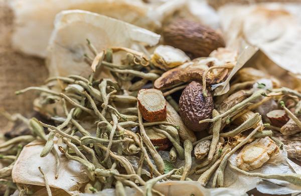 研究显示：适量食用花生，可能与较低慢性病风险相关