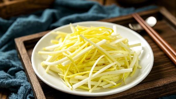 韭黄再次被关注！调查发现：高血压患者常吃韭黄，或出现8种变化