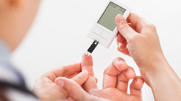 一男子为控制血糖,每天坚持走9000步,半年后他身体咋样