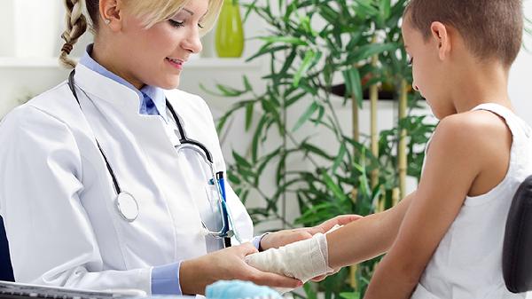 孩子手臂骨折后要康复多久