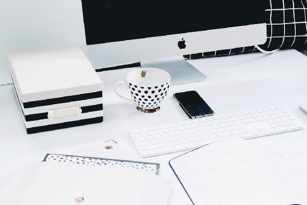 长期在睡前玩手机的人，会付出啥代价？医生：或要承担这些痛苦