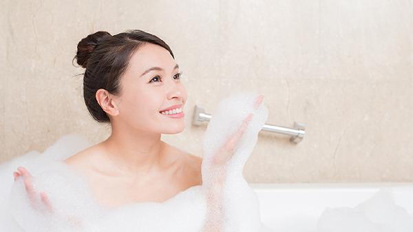洗澡会影响寿命？医生再次提醒：50岁以后，洗澡时要牢记4不要