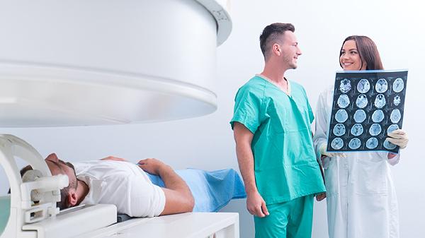 骨头变脆别乱吃药！医生揭穿地舒单抗的4个坑，太多人中招