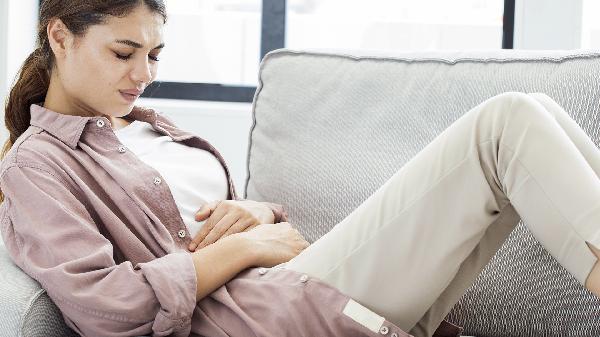 大妈腹痛疑患绝症，检查结果让人意外！这些信号别自己吓自己