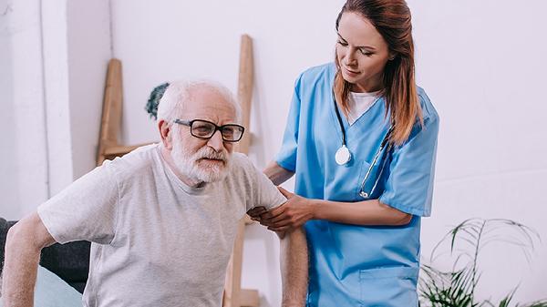 温差大！中老年人晚上千万别做这2件事，医生急了