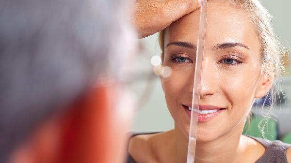 美容师绝不会说的秘密：枕头边放这个比眼霜管用