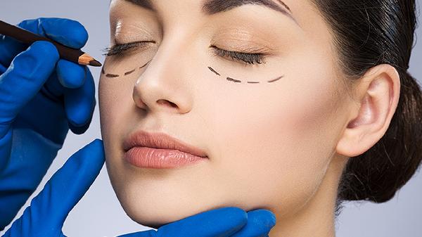 从小被笑'麻子脸'？学会这招化妆术，瑕疵瞬间隐身