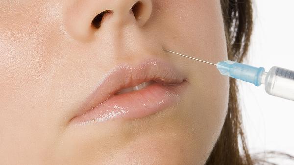 小心！脸颊凹陷可能是衰老信号，这样做比打针安全