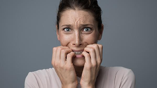 身体一热或一烦躁就全身好痒怎么回事啊