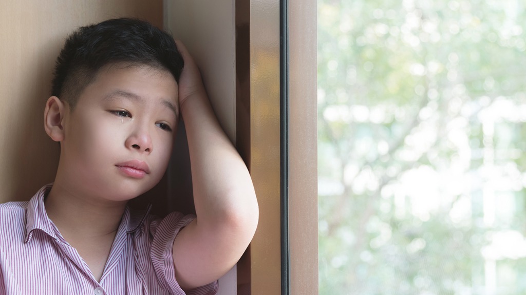 你以为是在为孩子好，其实在把他越推越远：这3种行为，很多父母每天都在做