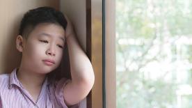 你以为是在为孩子好，其实在把他越推越远：这3种行为，很多父母每天都在做
