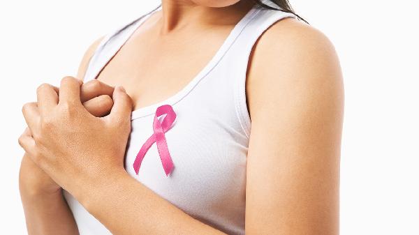 乳房一挤有黄水正常吗