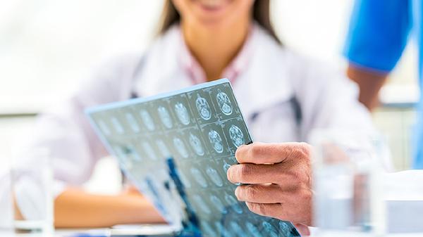 家里换种盐血压真能降？医生大实话：关键不是少吃，而是吃对种类