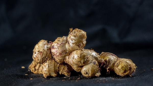 肺不好的人别乱吃姜,这四种食物再便宜也别碰,小心毁掉你的肺