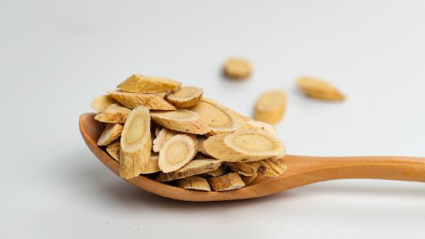 黄芪泡水用开水还是温水?十人八人弄错,难怪喝了没效果